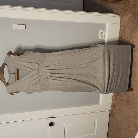 Flattering Grey Sleeveless Maxi Dress - Picture 2 of 7